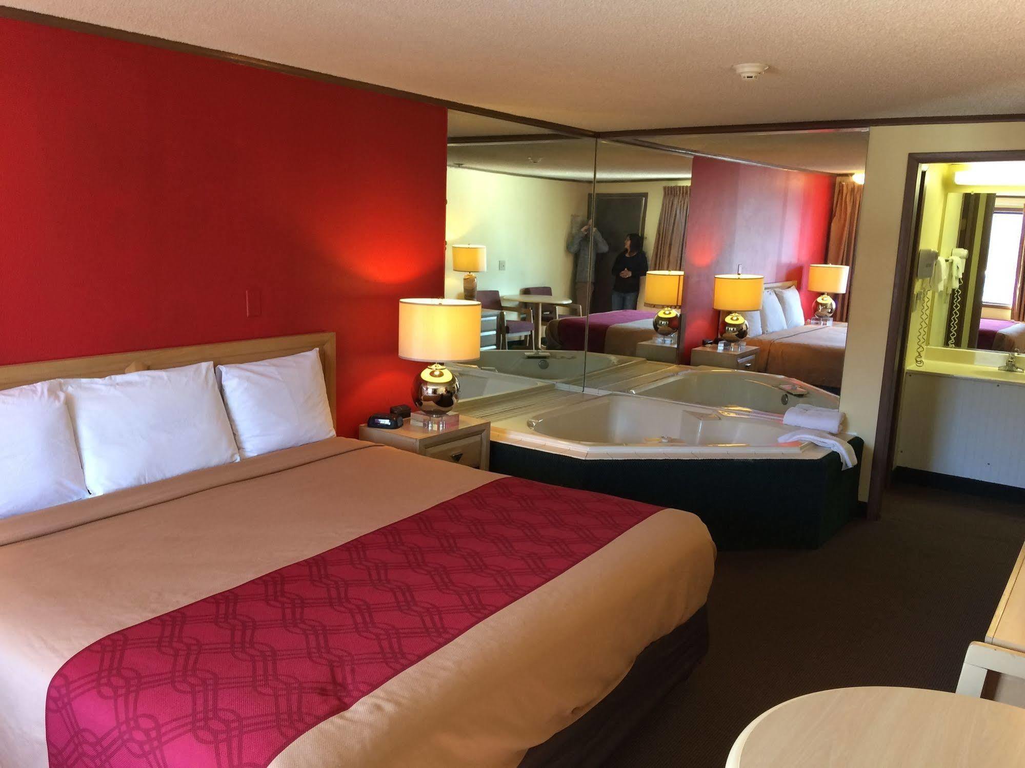 Econo Lodge Norwalk Exterior foto