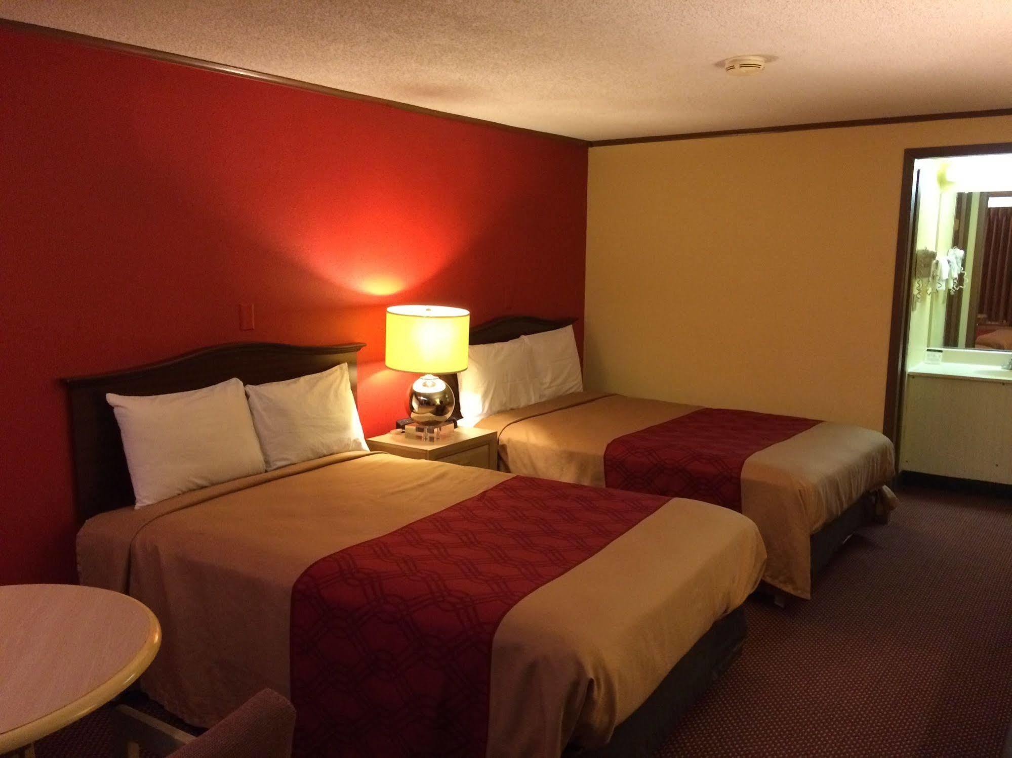 Econo Lodge Norwalk Exterior foto