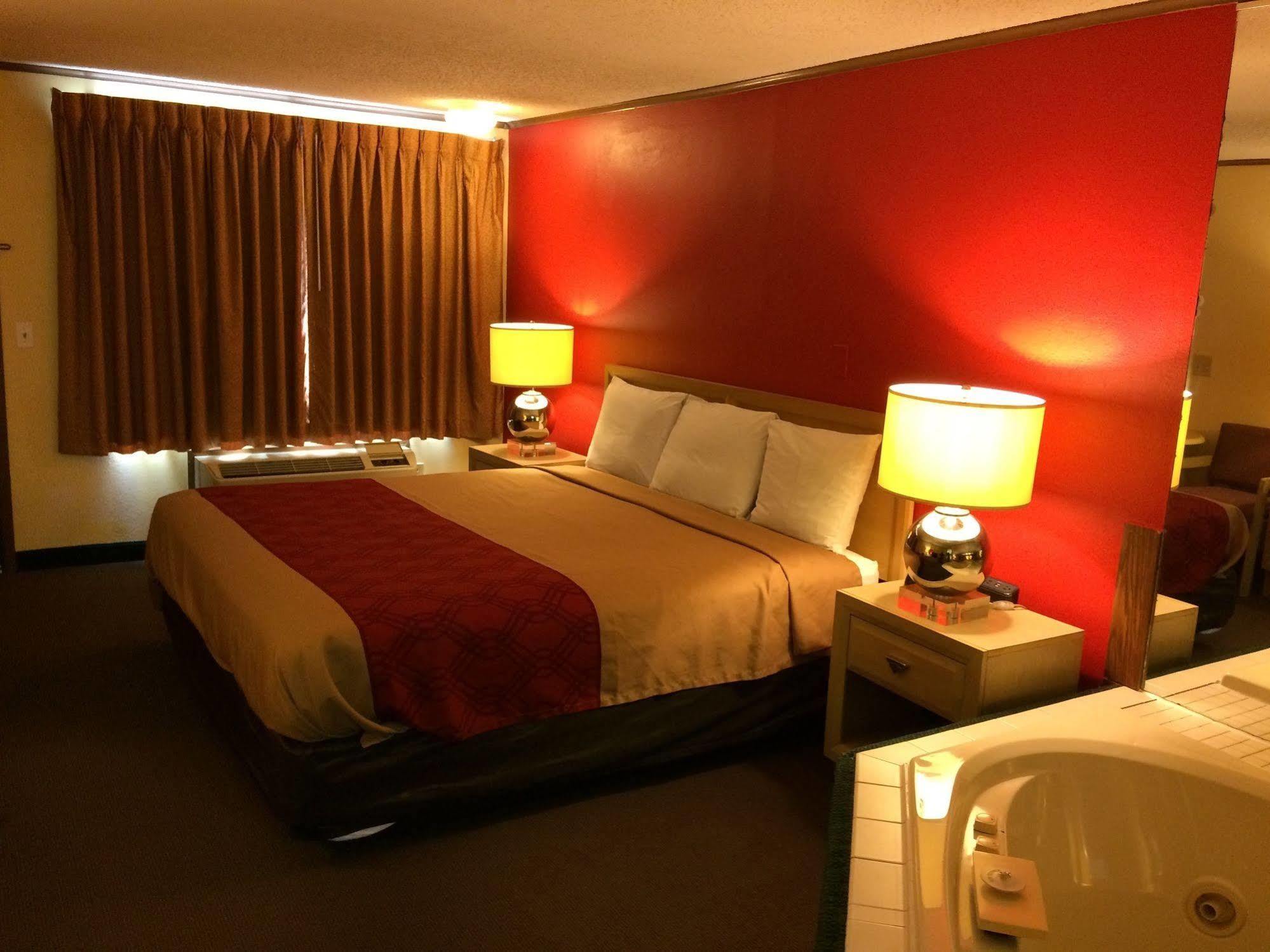 Econo Lodge Norwalk Exterior foto