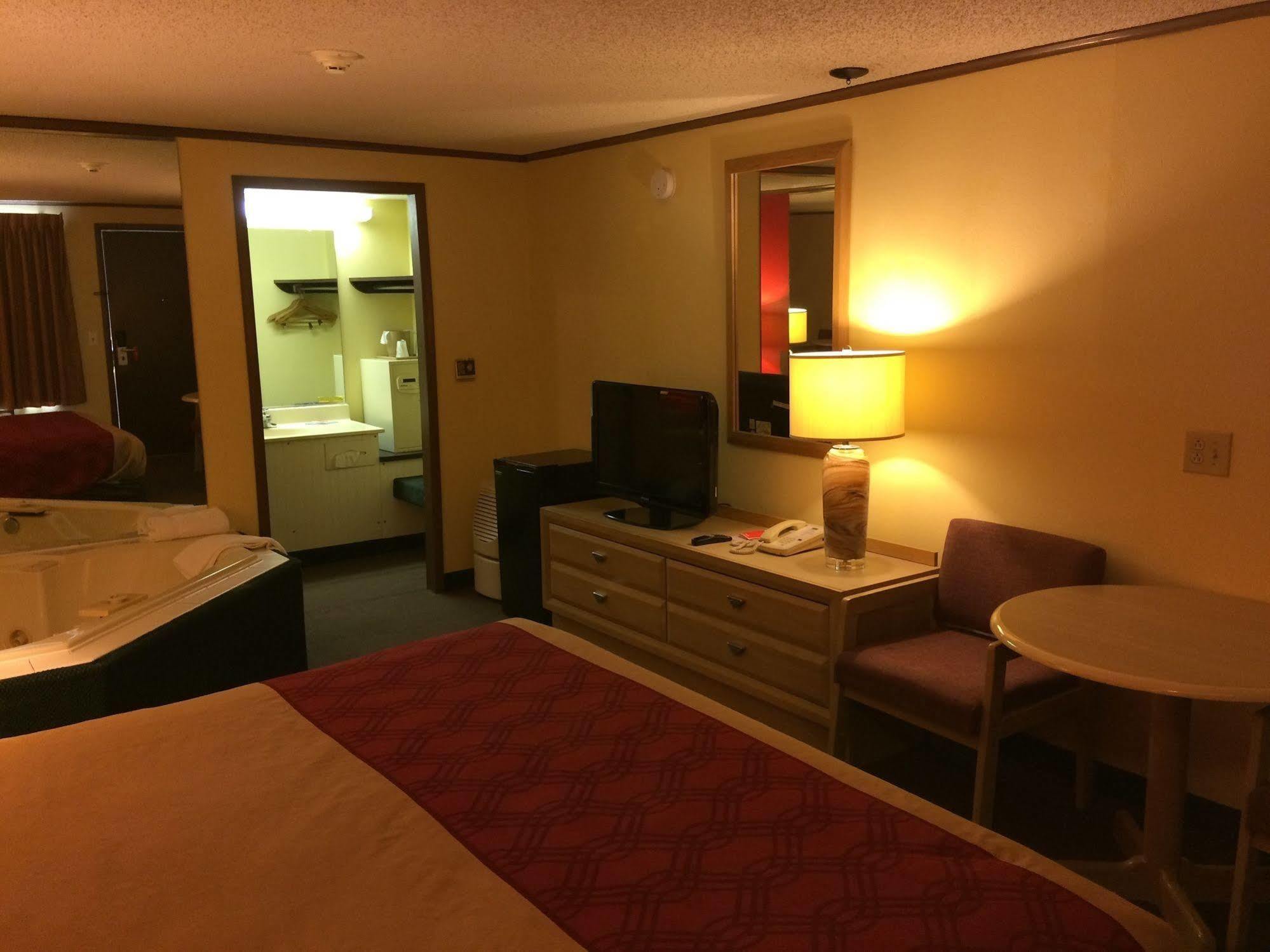 Econo Lodge Norwalk Exterior foto