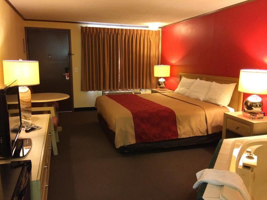 Econo Lodge Norwalk Exterior foto